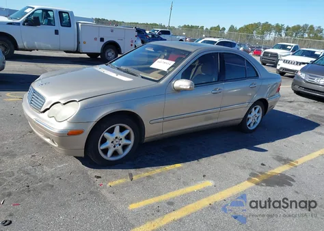 2004 Mercedes-Benz C 240 z USA, uszkodzony, nr VIN WDBRF61J74E018891